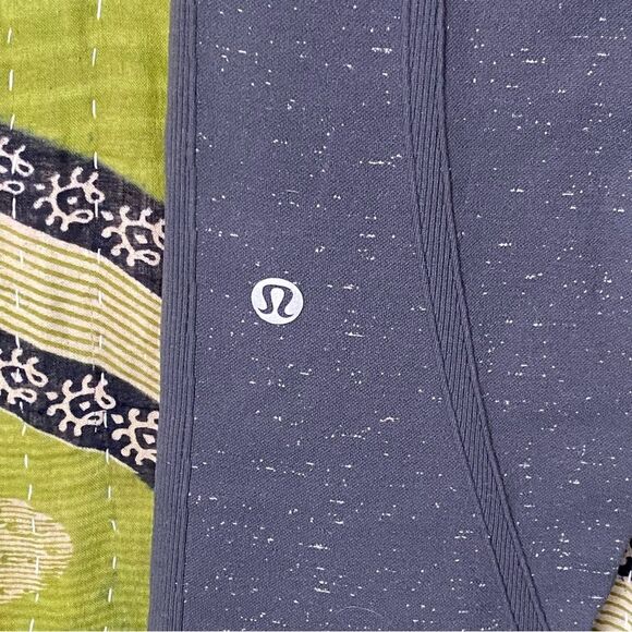 Lululemon Blue Tied/ White Free To Flow 7/8 Tight Size 2 - Picture 10 of 15